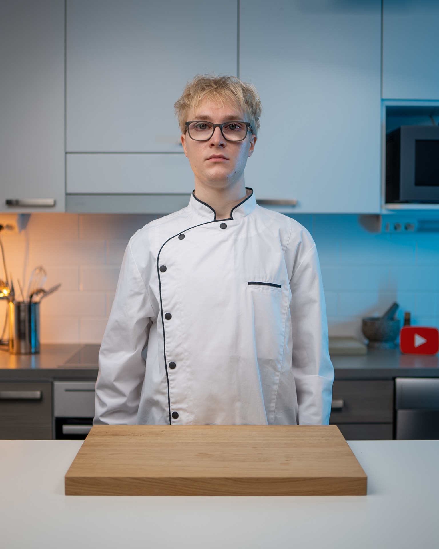 Kasper Korpedictus Korpela Korpen keittiössä kokintakki päällä